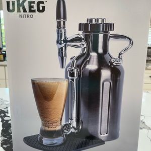 BRAND NEW NWT GrowlerWerks UKEG NITRO.  Color is Black Chrome Nitro. Retail $230